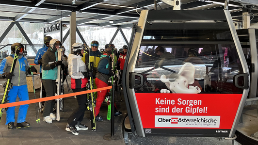 Gondeln mit Werbung der Oberösterreichische Versicherung im Skigebiet Hinterstoder-Wurzeralm, Hinterstoder