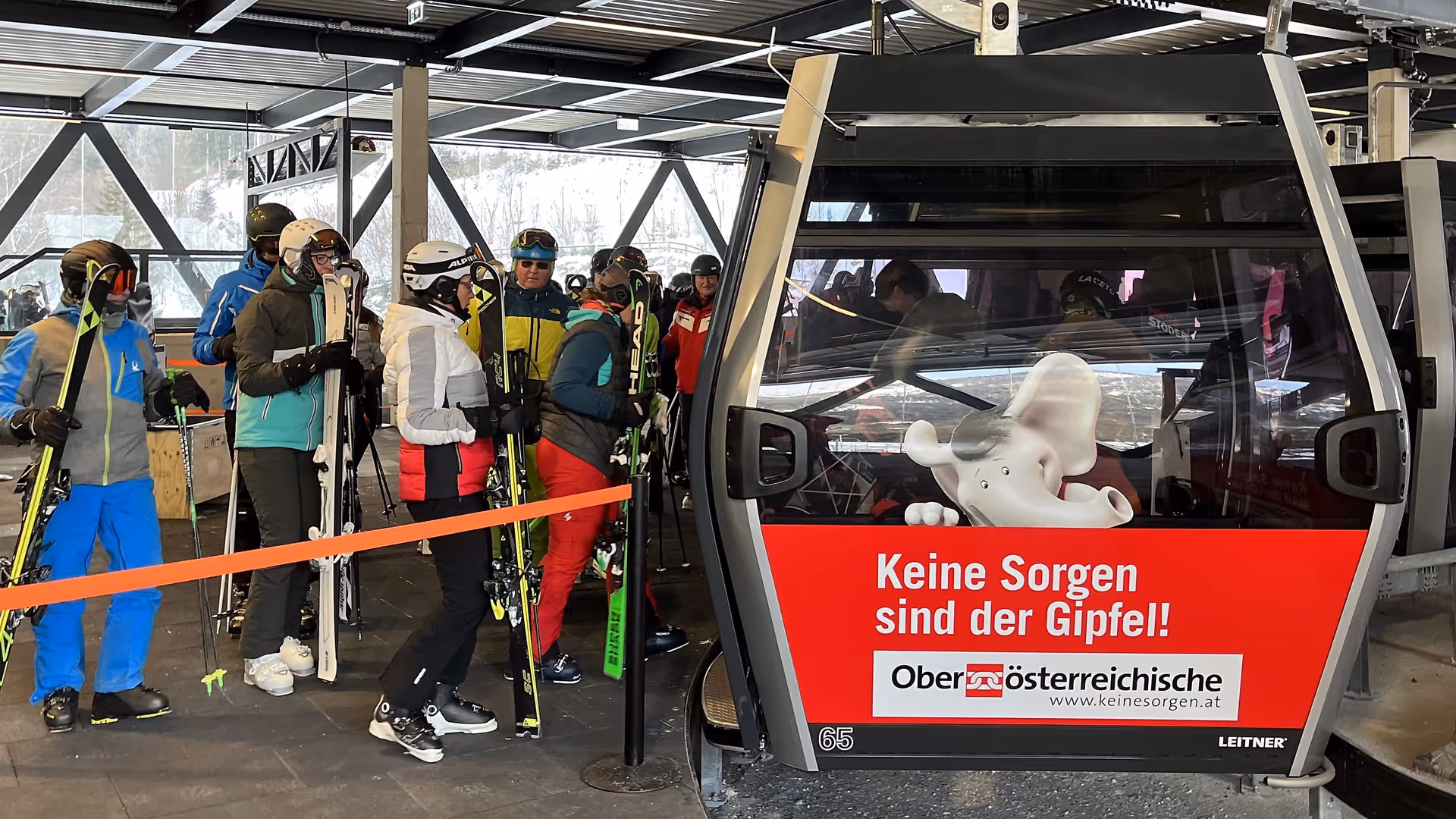 Gondeln mit Werbung der Oberösterreichische Versicherung im Skigebiet Hinterstoder-Wurzeralm, Hinterstoder