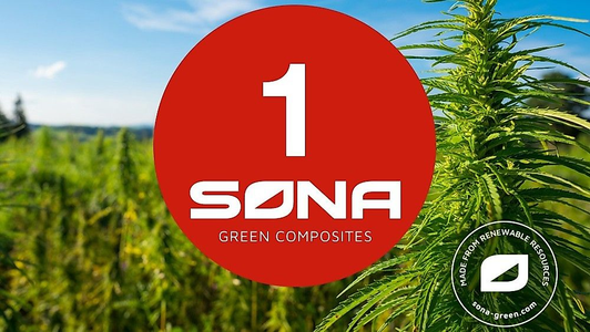 rote Pistentafel mit Nr.1 und Logo der Firma SONA-Green Composites in einem Hanffeld