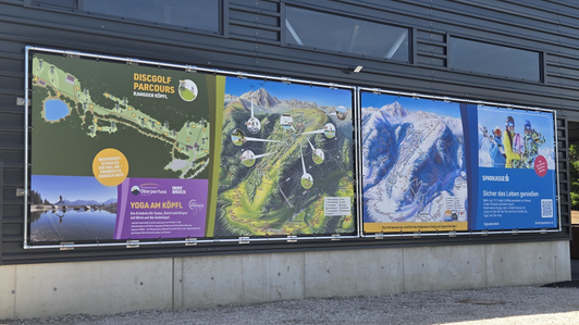 Sommerpanoramakarte mit illustrierten Icons an der Bergstation in der Sommerbergregion Ragger Köpfl, Oberperfuss
