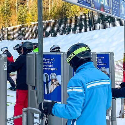 Drehkreuz-Werbung Intersport-Skibrillen im Skigebiet Hochficht