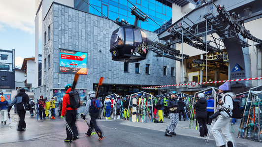 LED-Videowall mit Infos zu den lokalen Wetterbedingungen im Skigebiet Ischgl