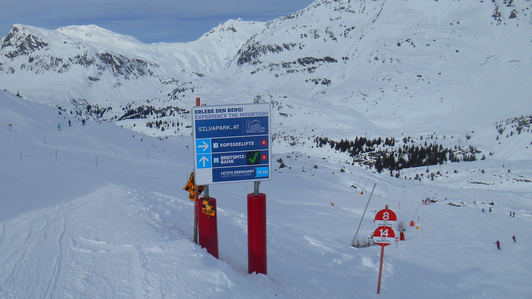 LED modules on the ski slope guidance system (green hook for open cable car) in the Galtür ski area