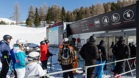 LED-Module auf Zugangsportal und Panorama-Infoanlage (LED-Anzeige für Uhrzeit/Temperatur, LED Laufschrift) im Skigebiet Ischgl