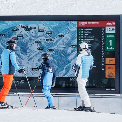 LED video wall with information on cable cars and lifts and freeride checkpoint in the KitzSki ski area, Kitzbühel