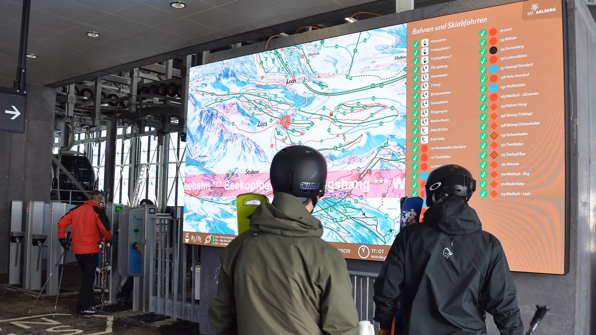 LED-Videowall mit Infos zu Seilbahnen und Pisten mit Panoramakartenausschnitt für Stuben-Zürs-Lech-Oberlech am Ski Arlberg