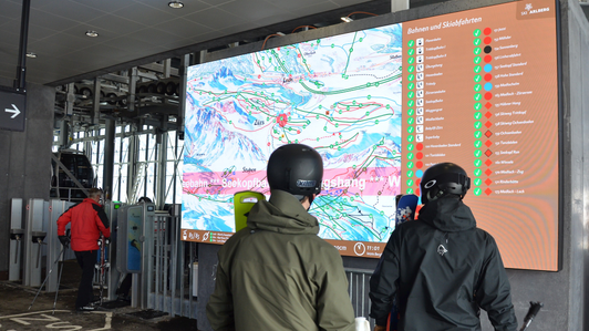 LED-Videowall mit Infos zu Seilbahnen und Pisten mit Panoramakartenausschnitt für Stuben-Zürs-Lech-Oberlech am Ski Arlberg