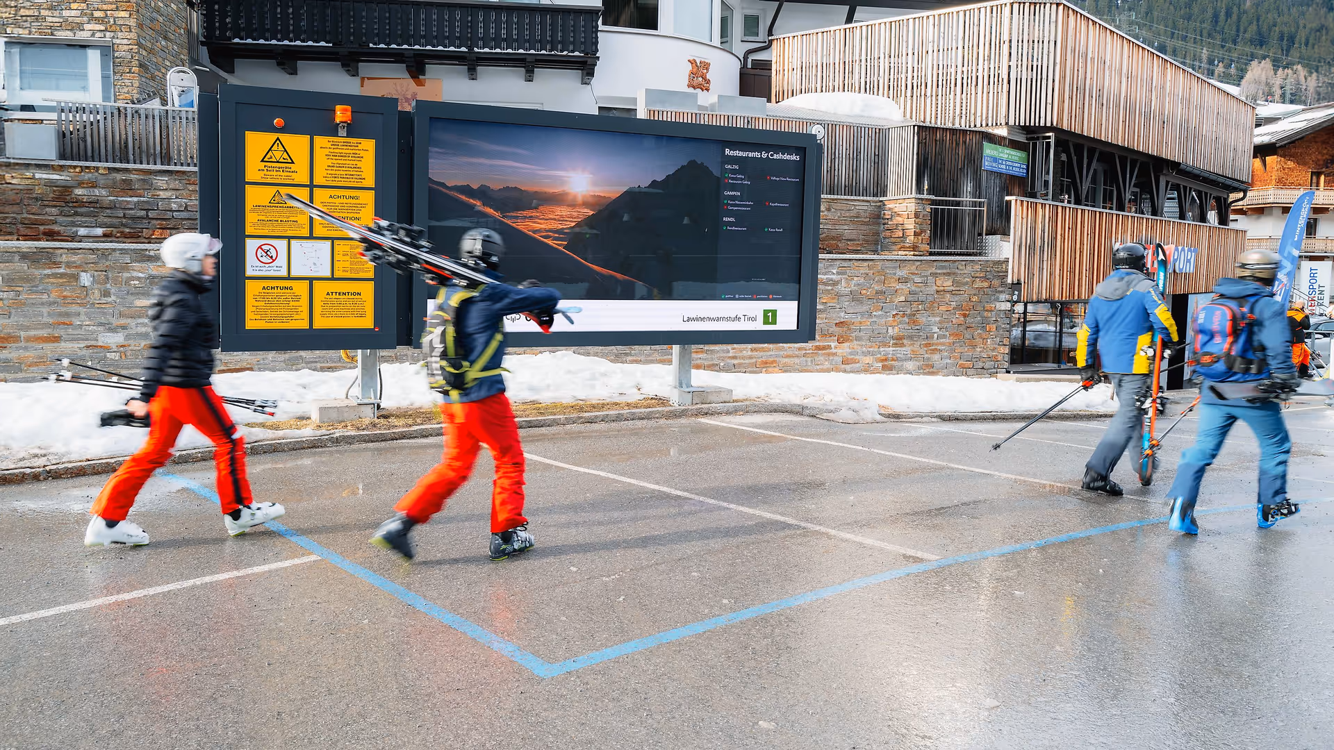 LED Videowall mit Content zur Infrastruktur, zum Wetter inkl. Lawinenwarnstufe und statischer Hinweistafel für Sicherheitsinformationen