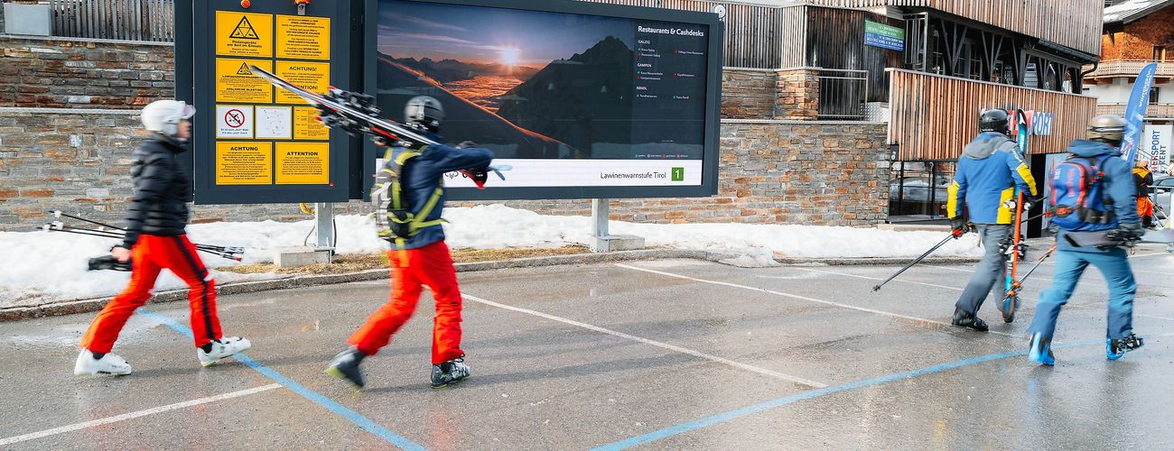 LED Videowall mit Content zur Infrastruktur, zum Wetter inkl. Lawinenwarnstufe und statischer Hinweistafel für Sicherheitsinformationen