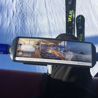Haller's Genießerhotel-Branding auf Sesselliftbügeln im Skigebiet Oberstdorf Kleinwalsertal