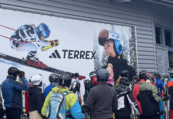 Megaboard mit Adidas Terrex-Mikaela Shiffrin-Wintersujet, an der Talstation der Schwarzwandbahn im Skigebiete Altenmarkt-Zauchensee