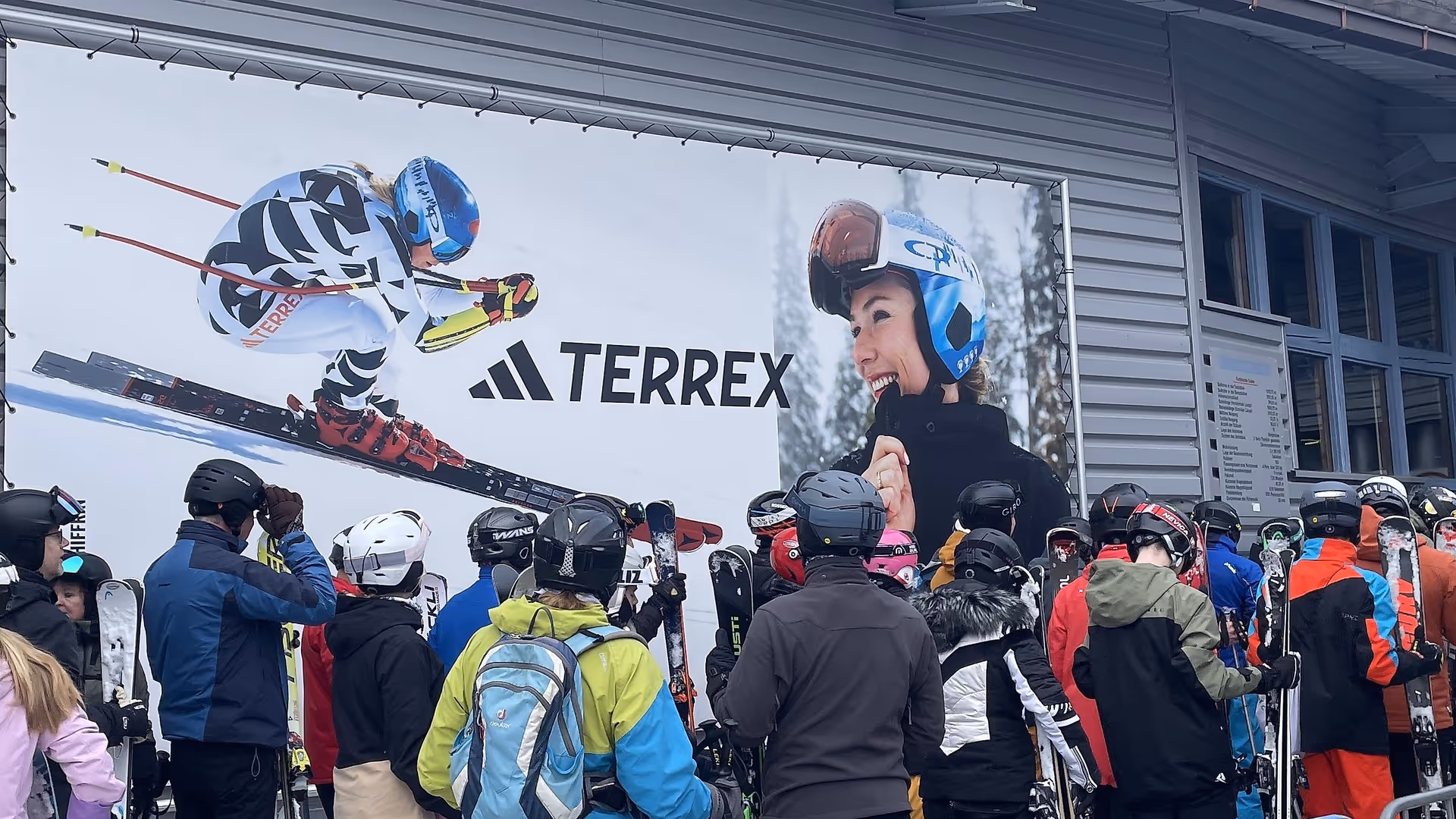Megaboard mit Adidas Terrex-Mikaela Shiffrin-Wintersujet, an der Talstation der Schwarzwandbahn im Skigebiete Altenmarkt-Zauchensee