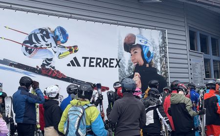 Megaboard mit Adidas Terrex-Mikaela Shiffrin-Wintersujet, an der Talstation der Schwarzwandbahn im Skigebiete Altenmarkt-Zauchensee