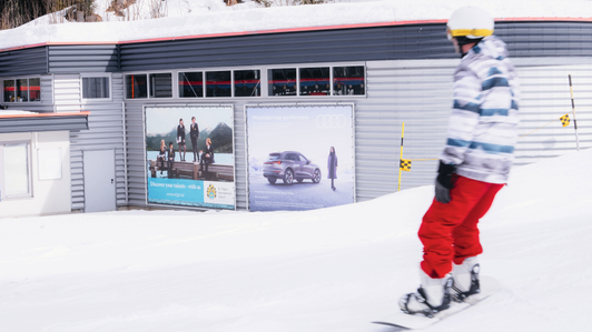 Megaboards als Wandbefestigung mit je einem Sujet von Audi und St. Gilgen International School im Skigebiet KitzSki, Kitzbühel