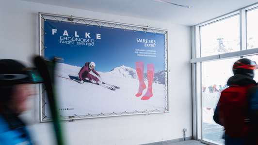 Megaboard Falke in einer Bergstation im Skigebiet Ski Arlberg, St. Anton
