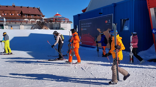 Megaboard mit Mastercard-Sujet an der Bergstation der 3S-Bahn am Pengelstein im Skigebiet KitzSki, Kitzbühel