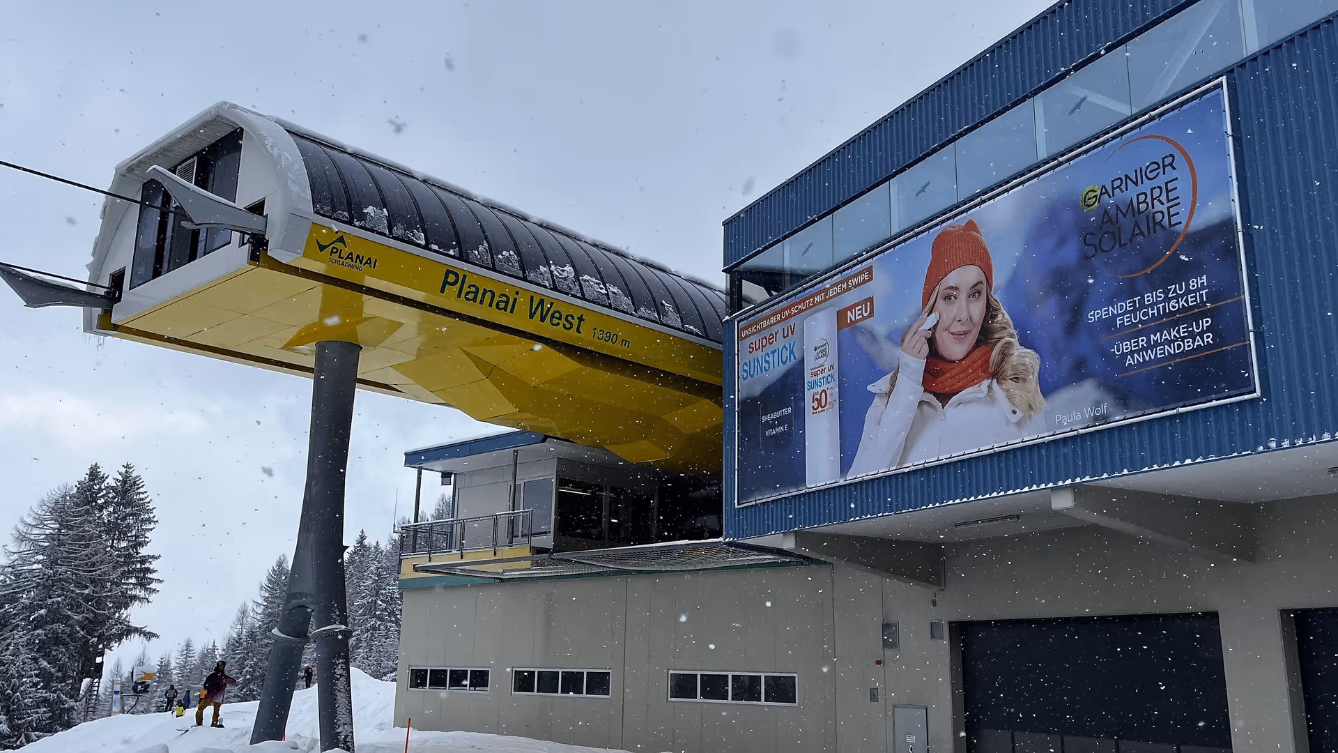 Megaboard Sonderformat mit Ambre Solair Sujet an der Seilbahnstation im Skigebiet Planai, Schladming
