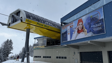 Megaboard Sonderformat mit Ambre Solair Sujet an der Seilbahnstation im Skigebiet Planai, Schladming