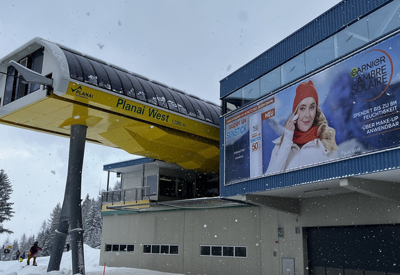 Megaboard Sonderformat mit Ambre Solair Sujet an der Seilbahnstation im Skigebiet Planai, Schladming