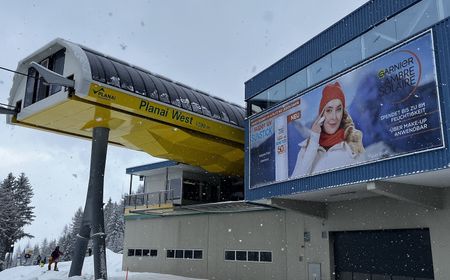 Megaboard Sonderformat mit Ambre Solair Sujet an der Seilbahnstation im Skigebiet Planai, Schladming