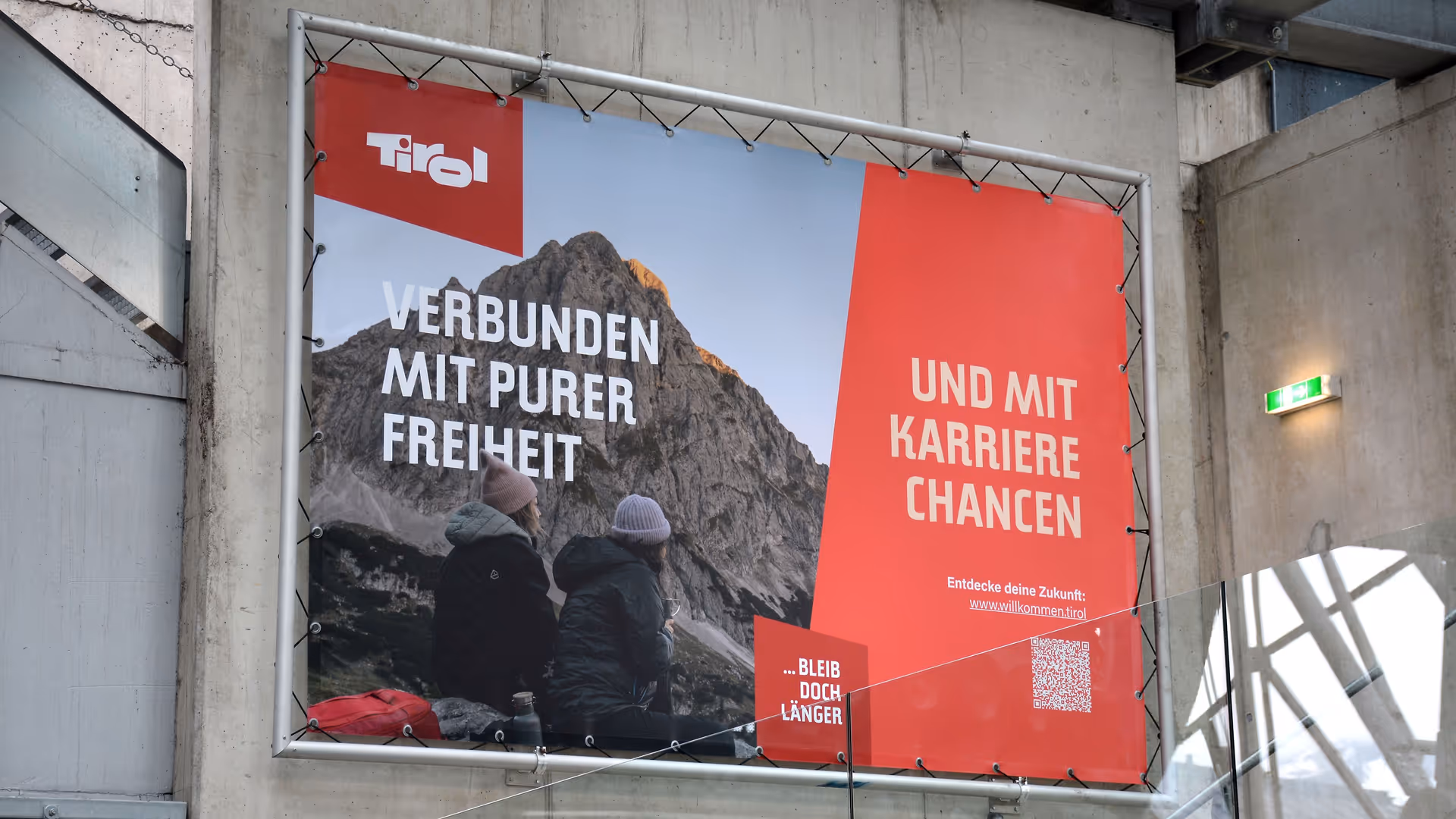 Megaboard mit Sommersujet der Tirol Werbung in der Talstation der Gampenbahn im Skigebiet St. Anton am Arlberg
