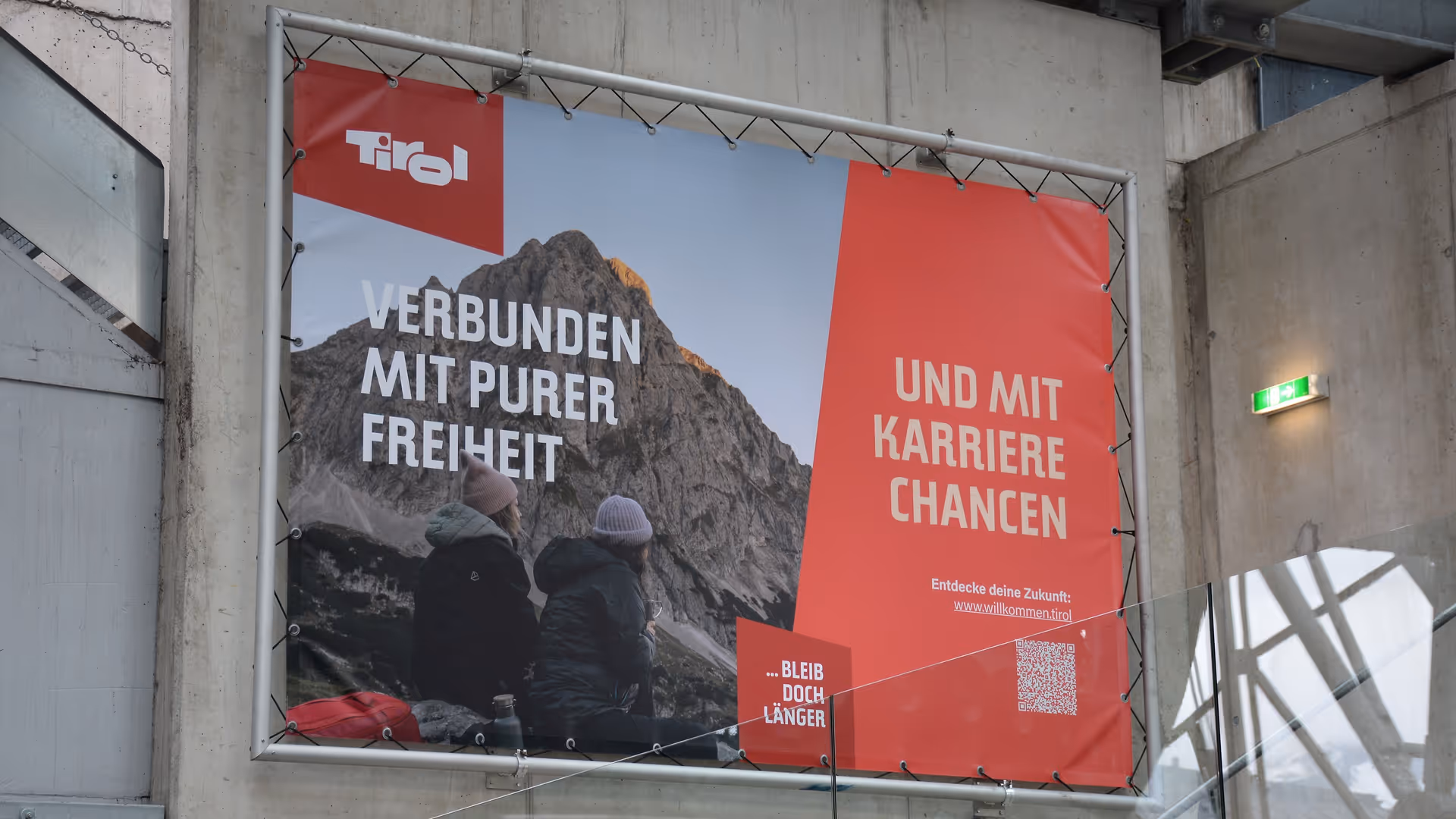 Megaboard mit Sommersujet der Tirol Werbung in der Talstation der Gampenbahn im Skigebiet St. Anton am Arlberg