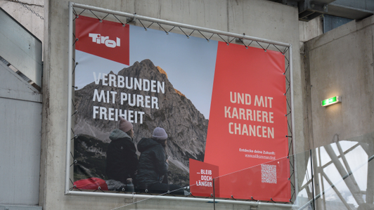 Megaboard mit Sommersujet der Tirol Werbung in der Talstation der Gampenbahn im Skigebiet St. Anton am Arlberg