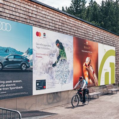 Outdoor Impacts mit Audi, Mastercard, Wellendorf und Allianz-Sujets in der Sommerbergregion KitzSki in Kitzbühel