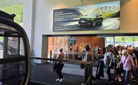 hinterleuchtetes Outdoor Impact mit Audi-Sujet an der Talstation der Schmittenhöhebahn im Skigebiet in Zell am See, Salzburg
