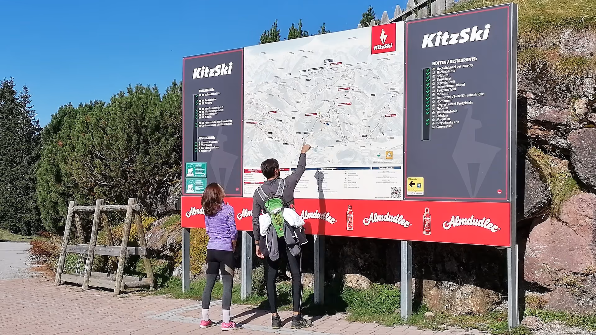 Panorama-Infoanlage mit Sommerpanoramakarte und LED-Legende in der Bergregion Kitzbühel