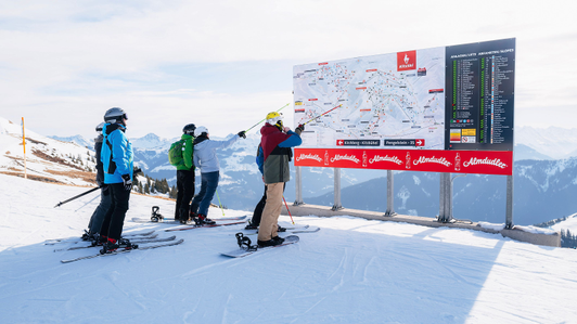 Panorama-Infoanlage mit Winterpanoramakarte und LED-Legende im Skigebiet KitzSki, Kitzbühel