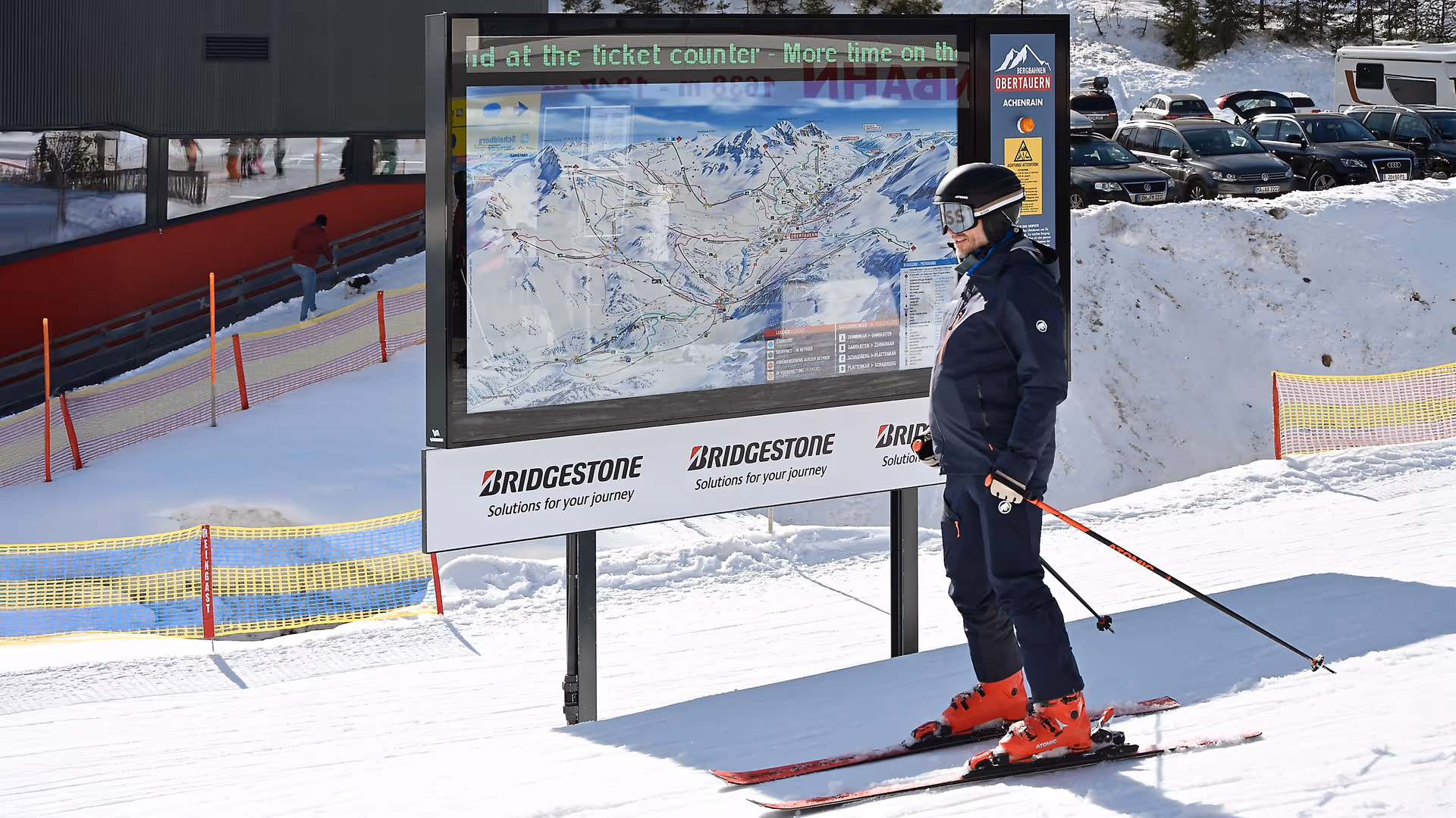 Panorama-Infoanlage mit Winterpanorama, LED Spots im Panoramabild, LED-Laufschrift und statischer Hinweistafel für Sicherheitsinfos