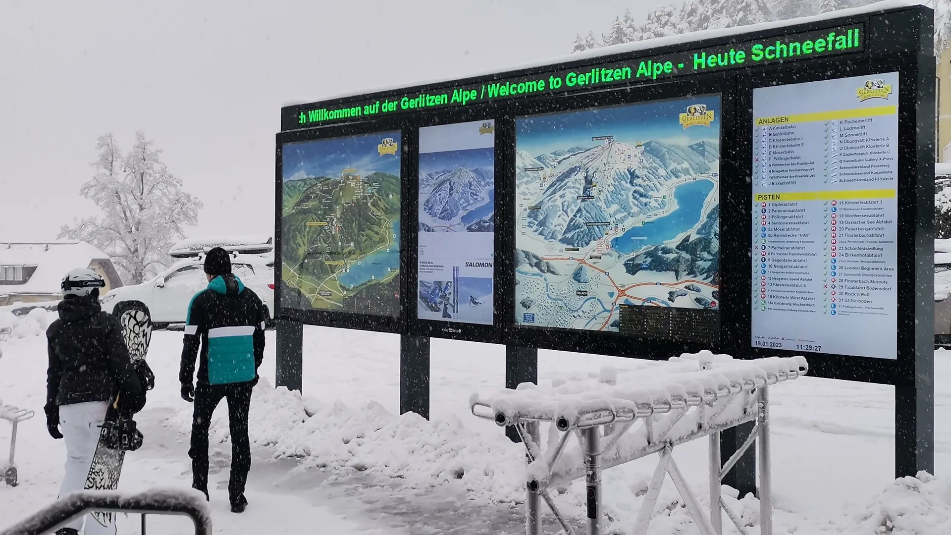 Panorama-Infoanlage mit Winter- und Sommerpanoramakarte, LED-Laufschrift und LCD Bildschirmen für die Legende und für Werbespots