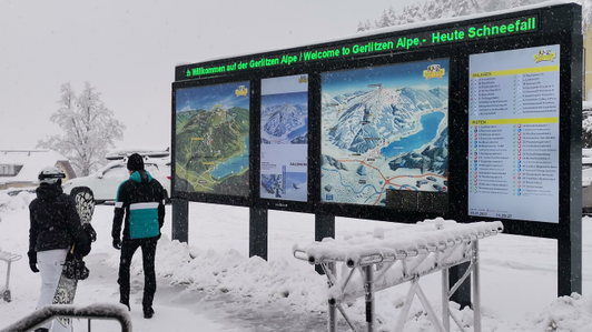 Panorama-Infoanlage mit Winter- und Sommerpanoramakarte, LED-Laufschrift und LCD Bildschirmen für die Legende und für Werbespots