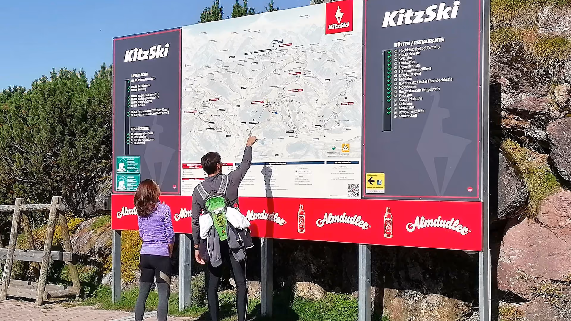 Panorama-Infoanlage mit Almdudler-Werbeleiste in der Sommerbergregion Kitzbühel