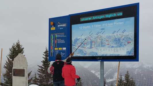 Panorama-Infoanlage am Pistenrand mit LED-Legende und LEDs im Panoramabild im Skigebiet Zauchensee