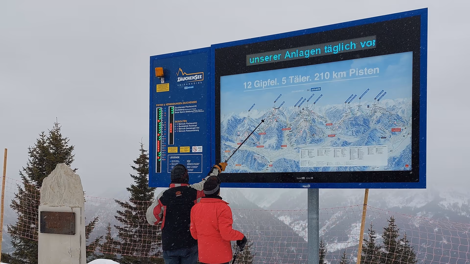 Panorama-Infoanlage am Pistenrand mit LED-Legende und LEDs im Panoramabild im Skigebiet Zauchensee