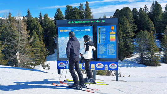 Panorama-Infoanlage mit Werbeleistensujet der Kärnten Milch im Skigebiet Turracher Höhe