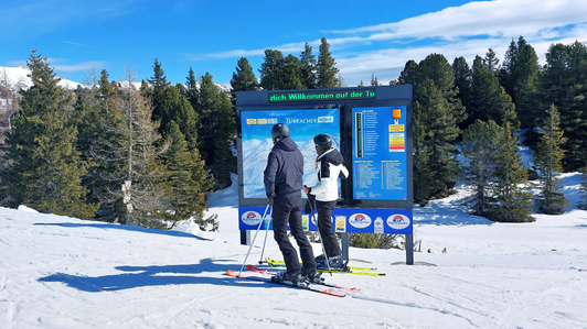 Panorama-Infoanlage mit Werbeleiste von Kärntner Milch im Skigebiet Turracher Höhe