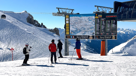 Werbeleiste mit Krazy Kanguruh-Sujet auf der Panorama-Infoanlage an der Bergstation der Schindlergratbahn im Skigebiet St. Anton am Arlberg