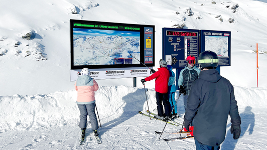Panorama-Infoanlage mit Bridgestone-Werbeleiste im Skigebiet Obertauern