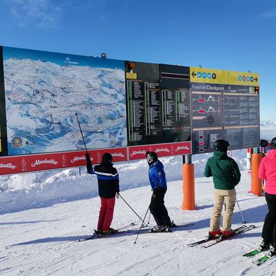 Panorama-Infoanlage mit Almdudler-Werbeleiste am Ski Arlberg, St. Christoph