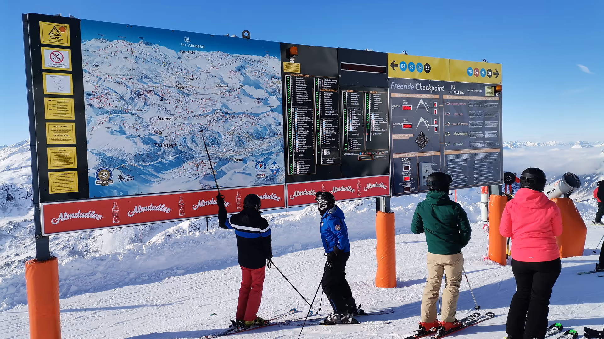 Panorama-Infoanlage mit Almdudler-Werbeleiste am Ski Arlberg, St. Christoph