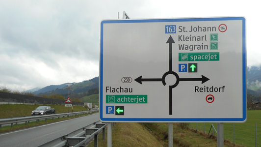 Green directional arrows as LED modules on the parking guidance system in the Flachau ski area