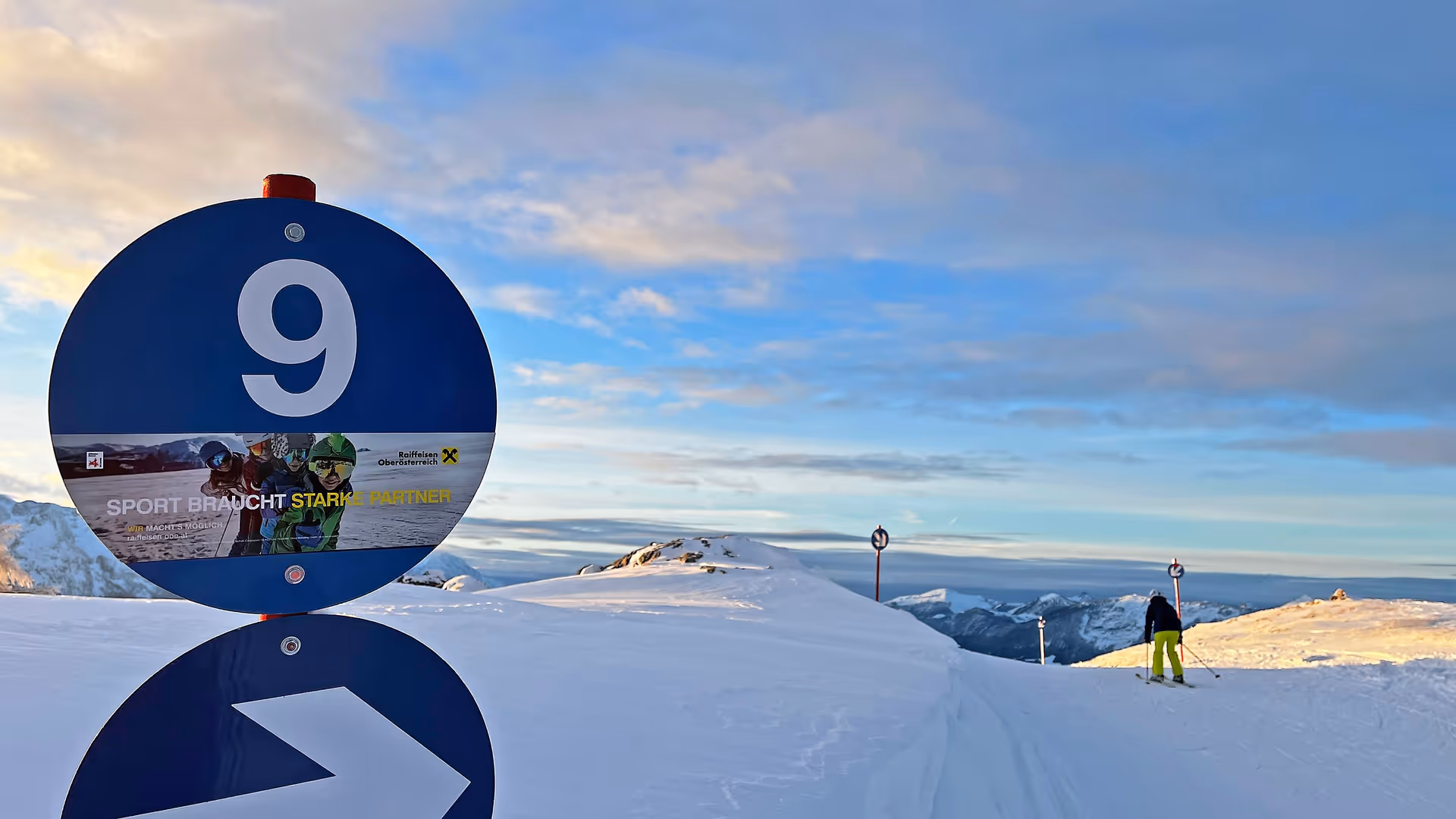 blaue Pistentafel im Skigebiet Dachstein West, Gosau