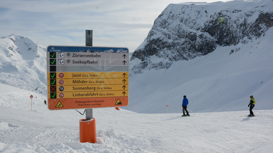 Height-adjustable ski slope guidance system with LED status displays