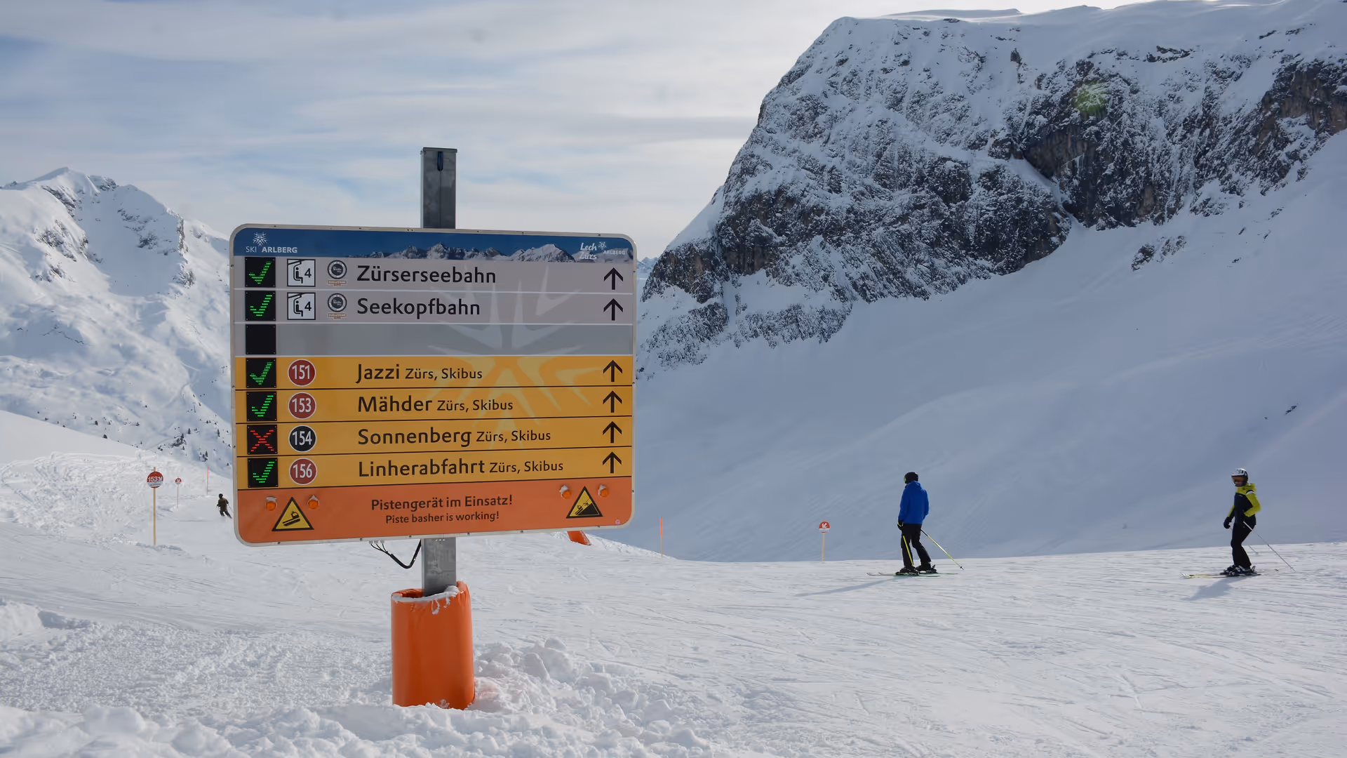 Height-adjustable ski slope guidance system with LED status displays