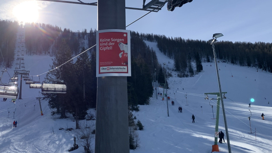 Liftstützenwerbung mit Sujet der Oberösterreichischen Versicherung im Skigebiet Hinterstoder-Wurzeralm, Hinterstoder