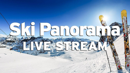 Skigebiet mit Bergpanorama vor strahlend blauem Himmel, Sessellift, Pisten mit Skifahrern und einem paar Ski mit Stöcken, das auf der Piste aufgestellt ist. Das Bild ist mit dem weißen Schriftzug "Ski Panorama Live Stream" beschriftet.