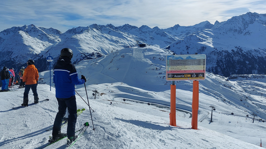 Ski slope guidance system with Sennhütte advertising board in the St. Anton am Arlberg ski area